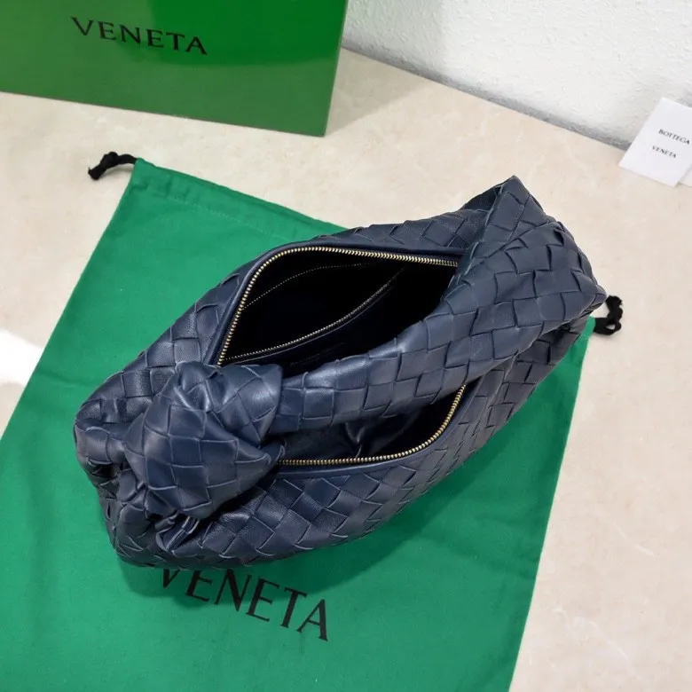 Batch 1460 BV Bottega Veneta 2022 Early Spring New Ladies Medium JODIE Handbag BV Bag 🔥The new method is to round the corners on the original basis and knot the round hobo bag with classic woven leather. The most iconic triangular pull-out design, using sheepskin draped soft shape, is super suitable for concave shapes~ Jodie feels really gentle to people, and is definitely the best item for daily matching. It has the same weave, new elements and twists, and is versatile. It is the new favorite of street style Internet celebrities! Size: 36*21*13 Model: 6697
